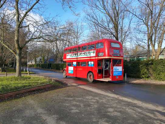 Laura Trott's campaign bus leaving New Ash Green